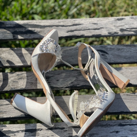 - Badgley Mischka Alexa Rhinestone flower ornament white satin embellished…8.5 - Picture 10 of 16